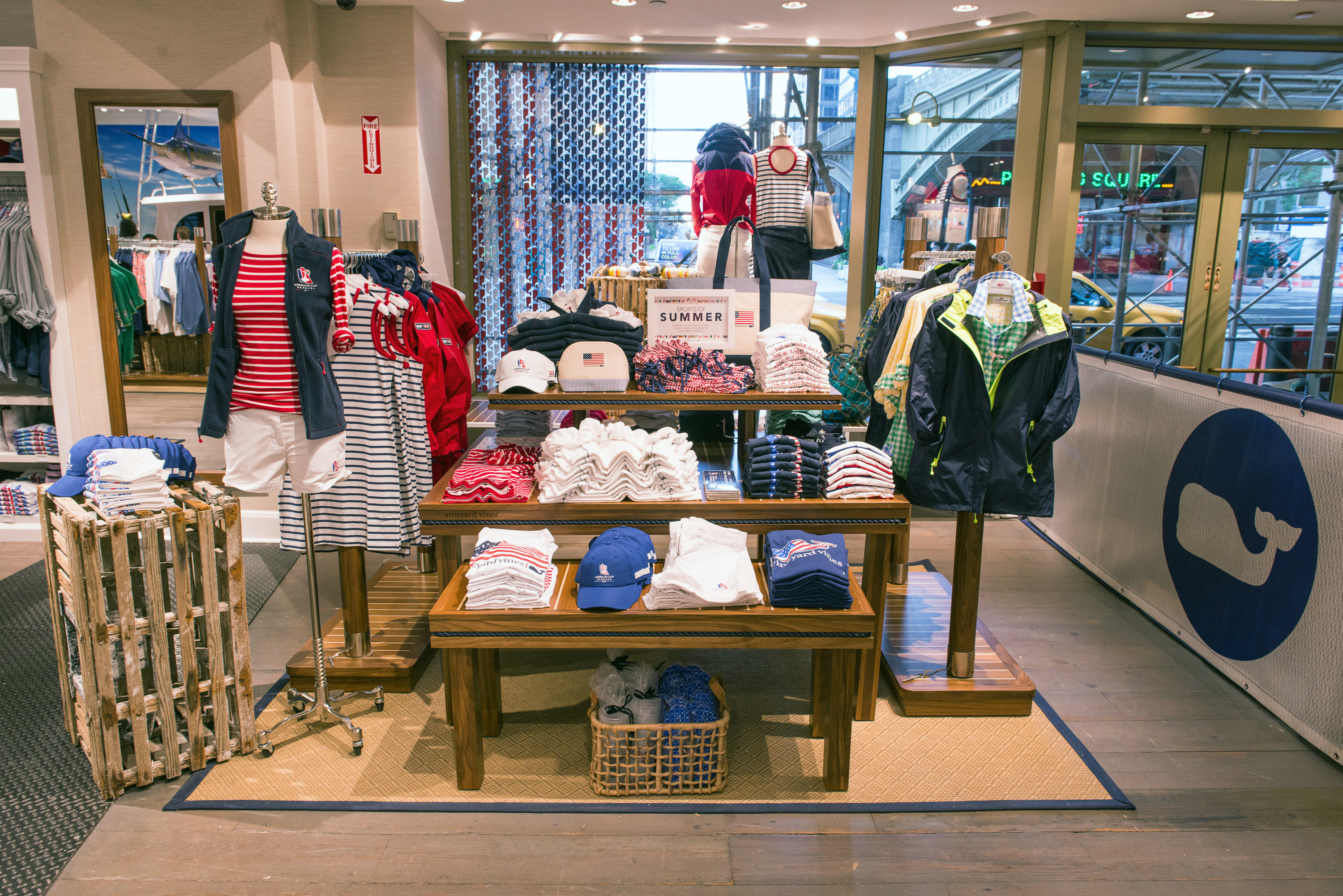 VINEYARD VINES OPENS NFL STYLE POP-UP AT ITS GRAND CENTRAL STORE