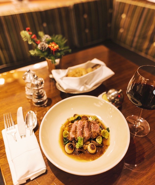 Enjoy a magical Christmas Eve dinner in NYC. Discover top restaurants offering special holiday menus and reserve now!