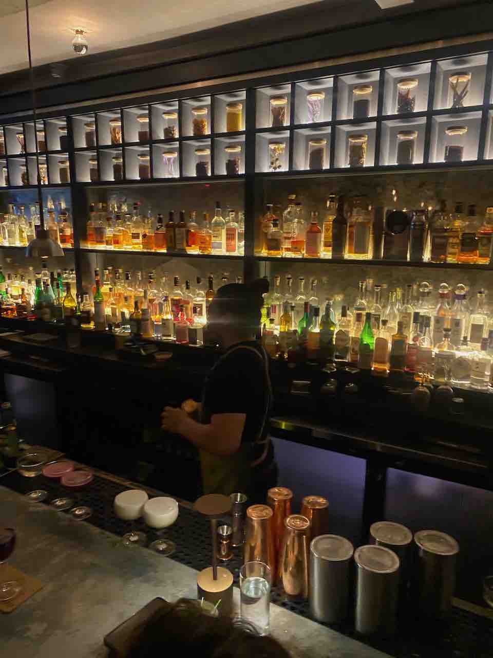 Discover cocktail bars in NYC serving creative drinks and iconic atmospheres.