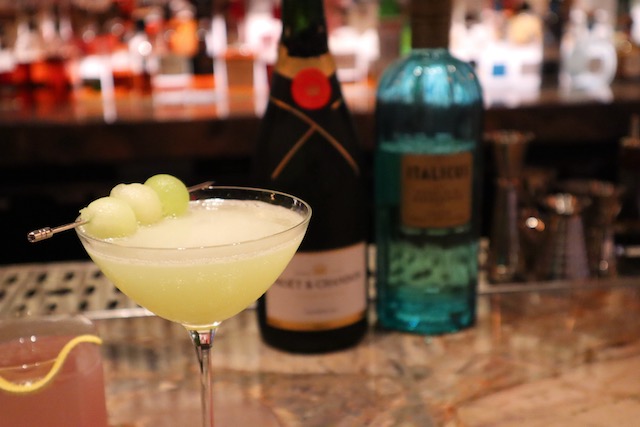 Discover the best US Open cocktails to sip during tennis season, from the iconic Honey Deuce to stylish tennis-inspired drinks in NYC.